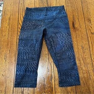 Lululemon Cropped Leggings Size 8 Blue Striped Design
